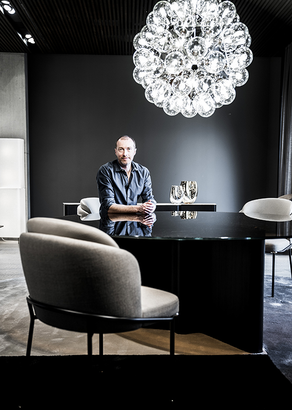 <p>2016 beginnt die Zusammenarbeit zwischen Minotti und dem autodidaktischen Designer Christophe Delcourt.&nbsp;</p>

<p>Besonders geschätzt für seine zeitgenössische und schlichte Eleganz, sowie für seine akribische Sensibilität gegenüber Materialien und Farben, debütierte Christophe Delcourt Ende der 90er Jahre in der französischen Szene.</p>
