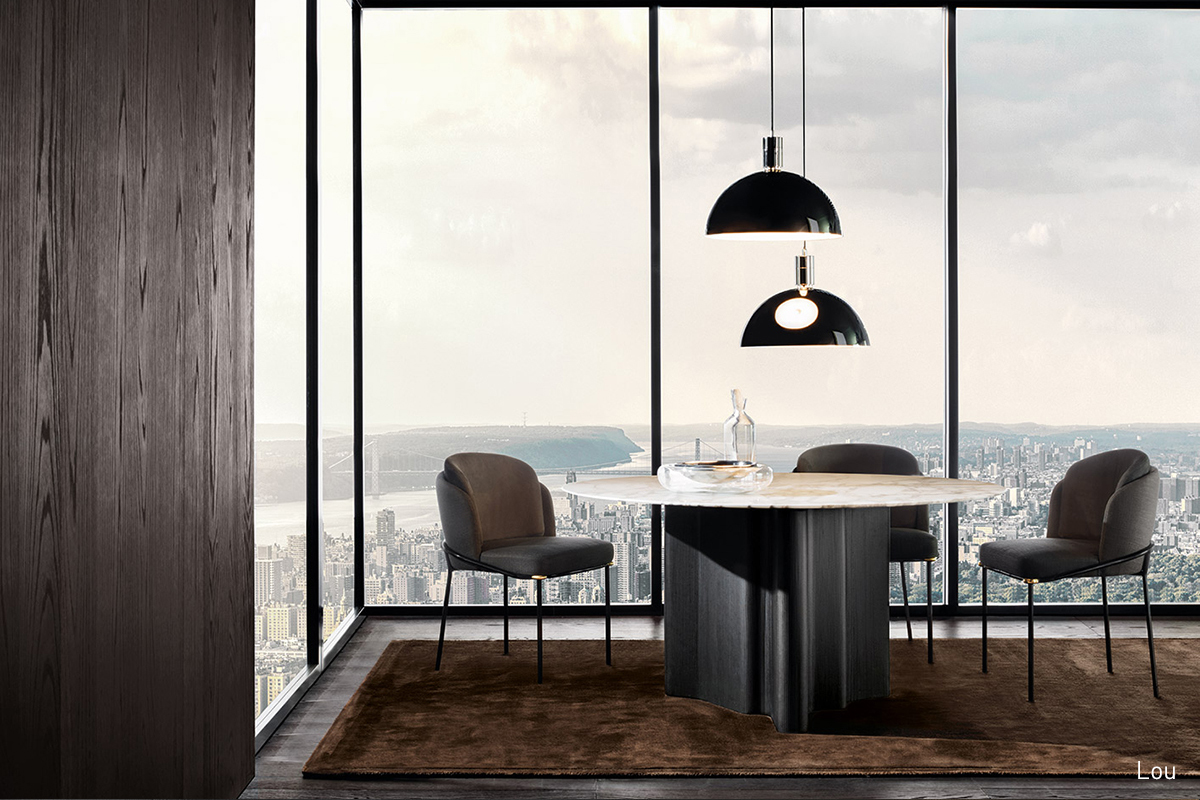 <p>Christophe Delcourt interpretiert den eher dekorativen Aspekt von Minotti mit dem Debüt 2017 der Kollektion&nbsp;<strong>Lou</strong>&nbsp;– Behälter, Tische und Beistelltische –, des Sessels&nbsp;<strong>Fil Noir</strong>&nbsp;sowie des Beistelltisches&nbsp;<strong>Noor</strong>.</p>
