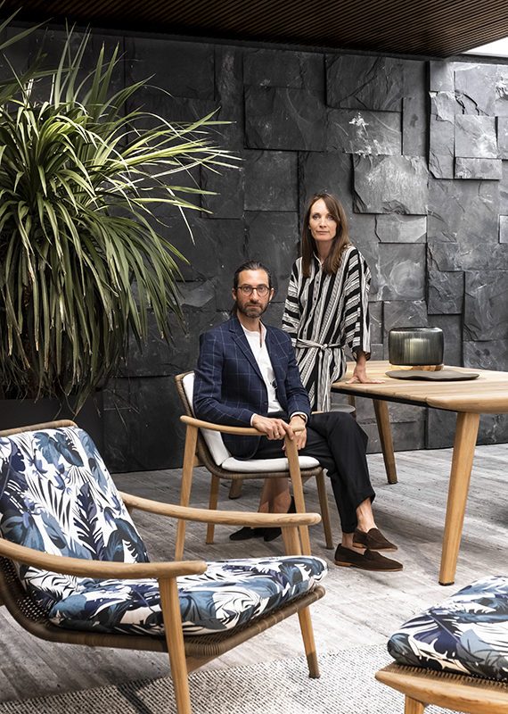 <p>Die Zusammenarbeit zwischen Minotti und GamFratesi nimmt ihren Anfang 2018.</p>

<p>Im Design von GamFratesi, einem 2006 in Kopenhagen vom italienisch-dänischen Duo Enrico Fratesi und Stine Gam gegründeten Architekturbüro, vermischen sich Tradition und Innovation, Handwerk und Technologie, Strenge und Poesie auf vollendete Weise.</p>
