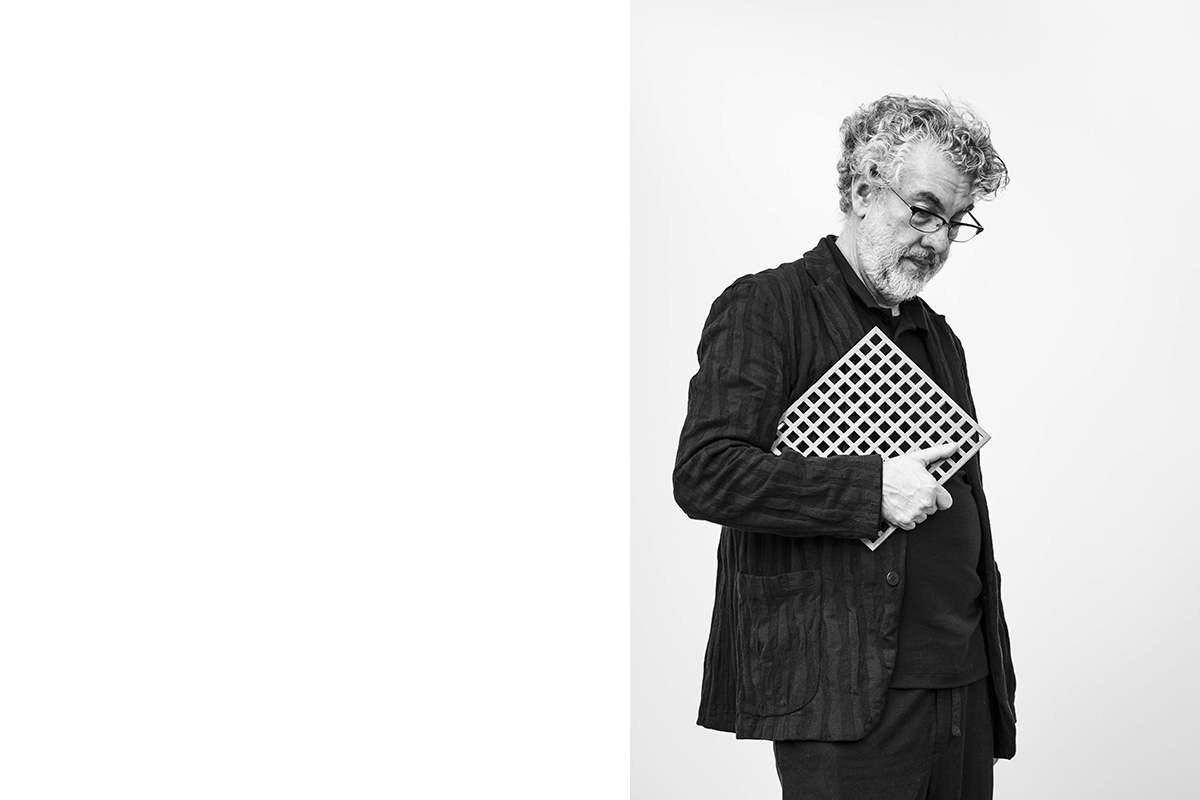 <p>마르시오 코간(Marcio Kogan)은 1970년대 후반 건축의 세계에 본격적으로 발을 들여, 브라질 상파울루에서 Studio MK27을 설립했습니다. 폭발적인 에너지와 엄격함을 동시에 지닌 그는 순수한 볼륨과 간결한 형태, 디테일과 마감에 대한 세심한 주의를 바탕으로 디자인을 전개하며, 인도어와 아웃도어가 미학적·스타일적으로 자연스럽게 융합되는 개방적이고 각진 건축을 선호합니다. 바닥부터 천장까지 이어지는 전면 유리창은 실내와 외부의 경계를 허물며 이러한 건축 언어를 완성합니다.</p>