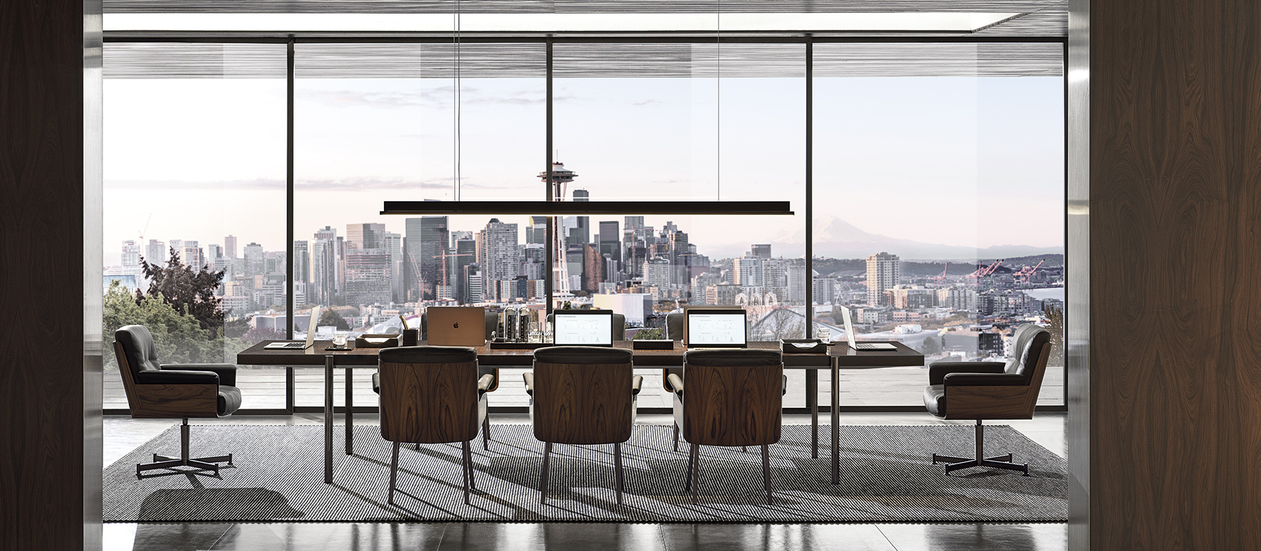 <p>Particulièrement riche et structurée, la <strong>Studio Collection</strong> se distingue par des caractéristiques qui en font une gamme idéale pour les lieux de travail dans la mesure où ses produits interprètent avec élégance les espaces professionnels tels que les salles de conseil ou de réunion, les bureaux de direction ou les halls de haut standing.</p>
